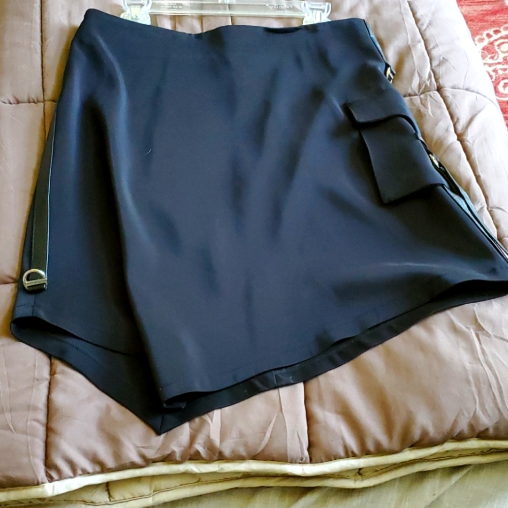 Black microfiber cargo pocket mini skirt sz 10